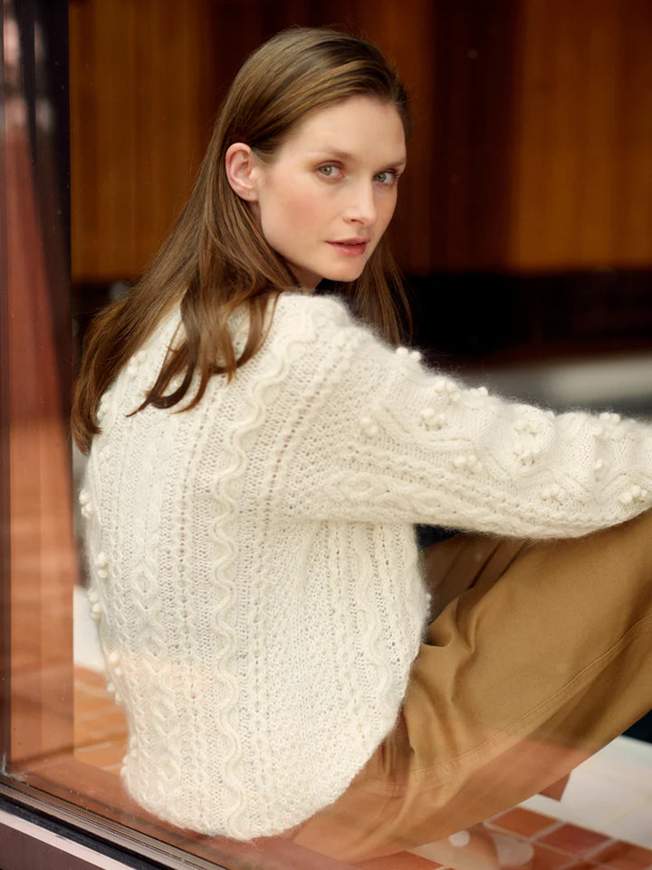 Entwined: Cables, Lace and Knitted Textures. Laine