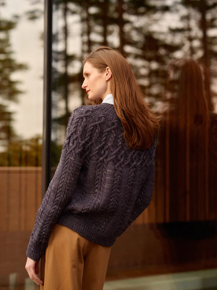 Entwined: Cables, Lace and Knitted Textures. Laine