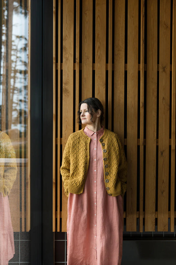 Entwined: Cables, Lace and Knitted Textures. Laine