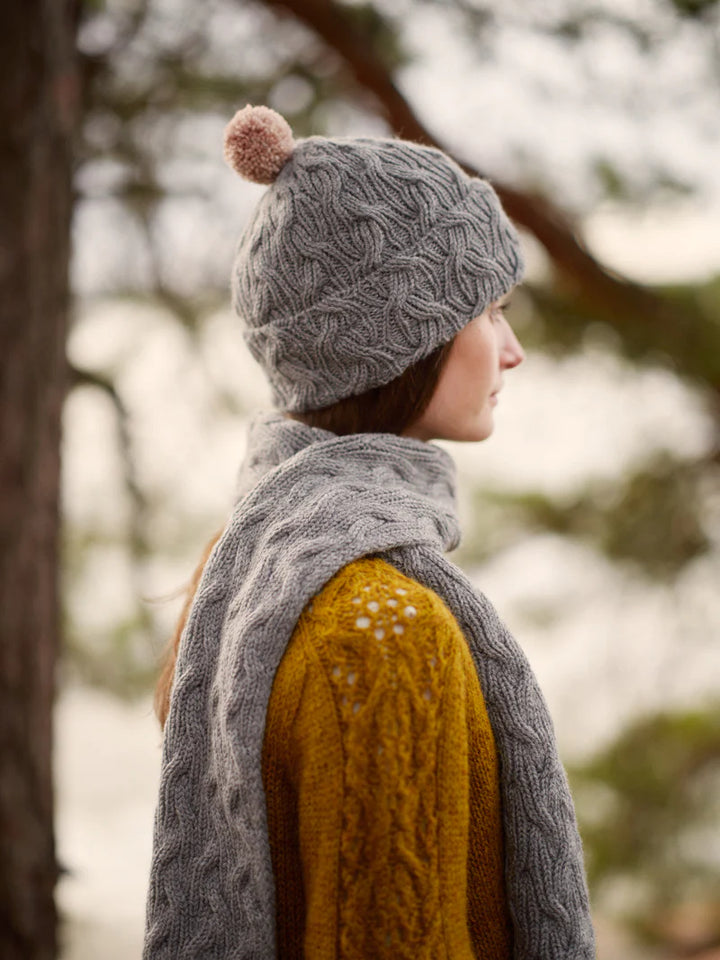 Entwined: Cables, Lace and Knitted Textures. Laine