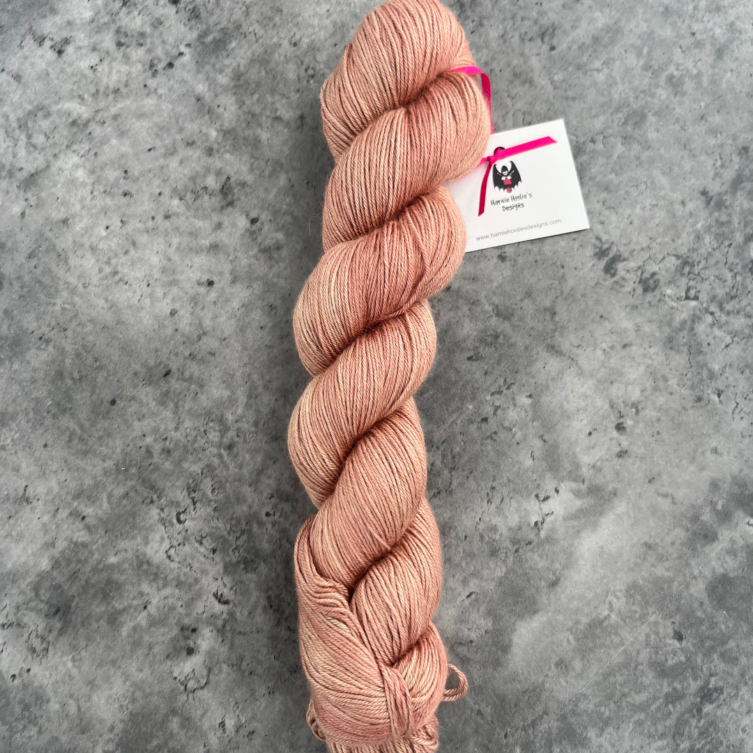 Harnie Hoolie’s Designs - Silky Humps // 4ply