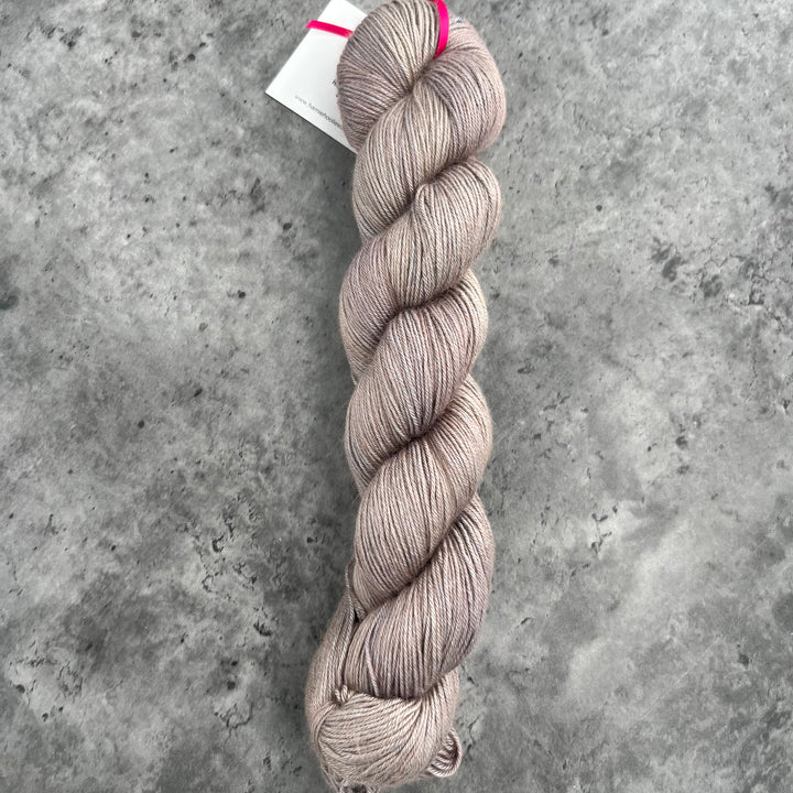 Harnie Hoolie’s Designs - Silky Humps // 4ply